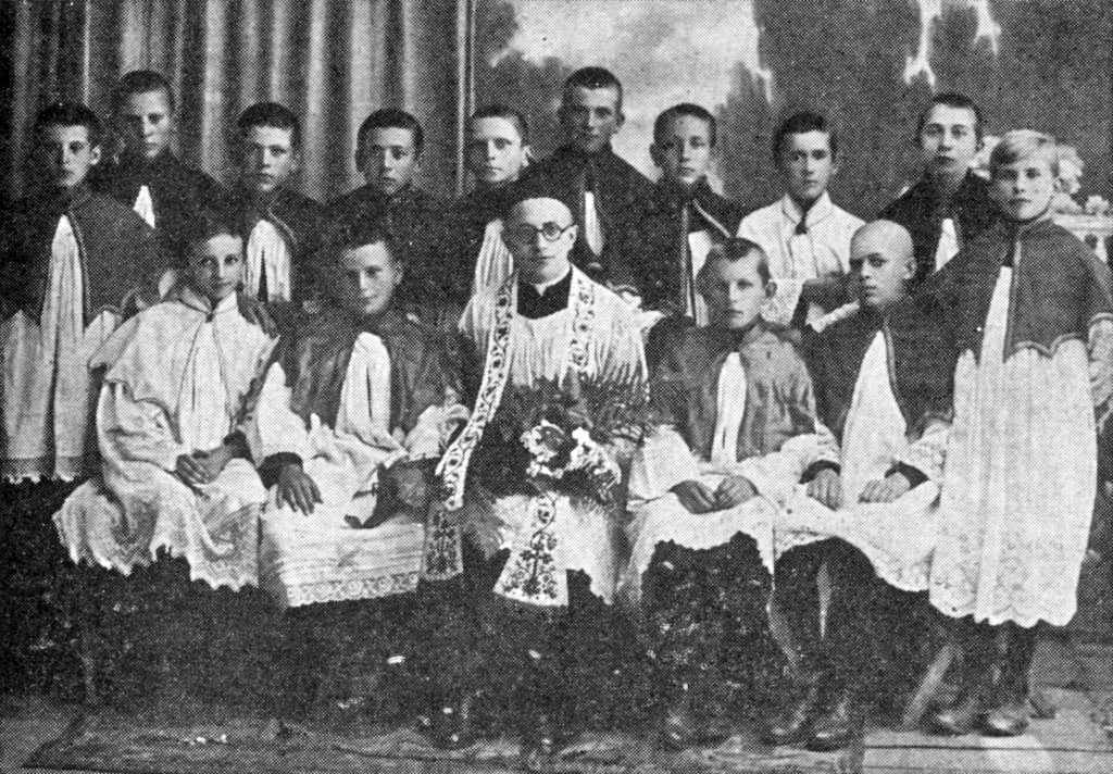 Ks. Figlewicz z ministrantami, wśród nich Karol Wojtyła, fot. Wikimedia (domena publiczna)