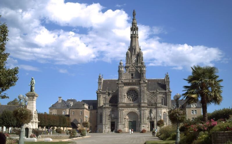 Bazylika pw. świętej Anny w Sainte-Anne d’Auray, fot. Autorstwa Monstruosator - Praca własna, CC BY-SA 3.0, https://commons.wikimedia.org/w/index.php?curid=16499755