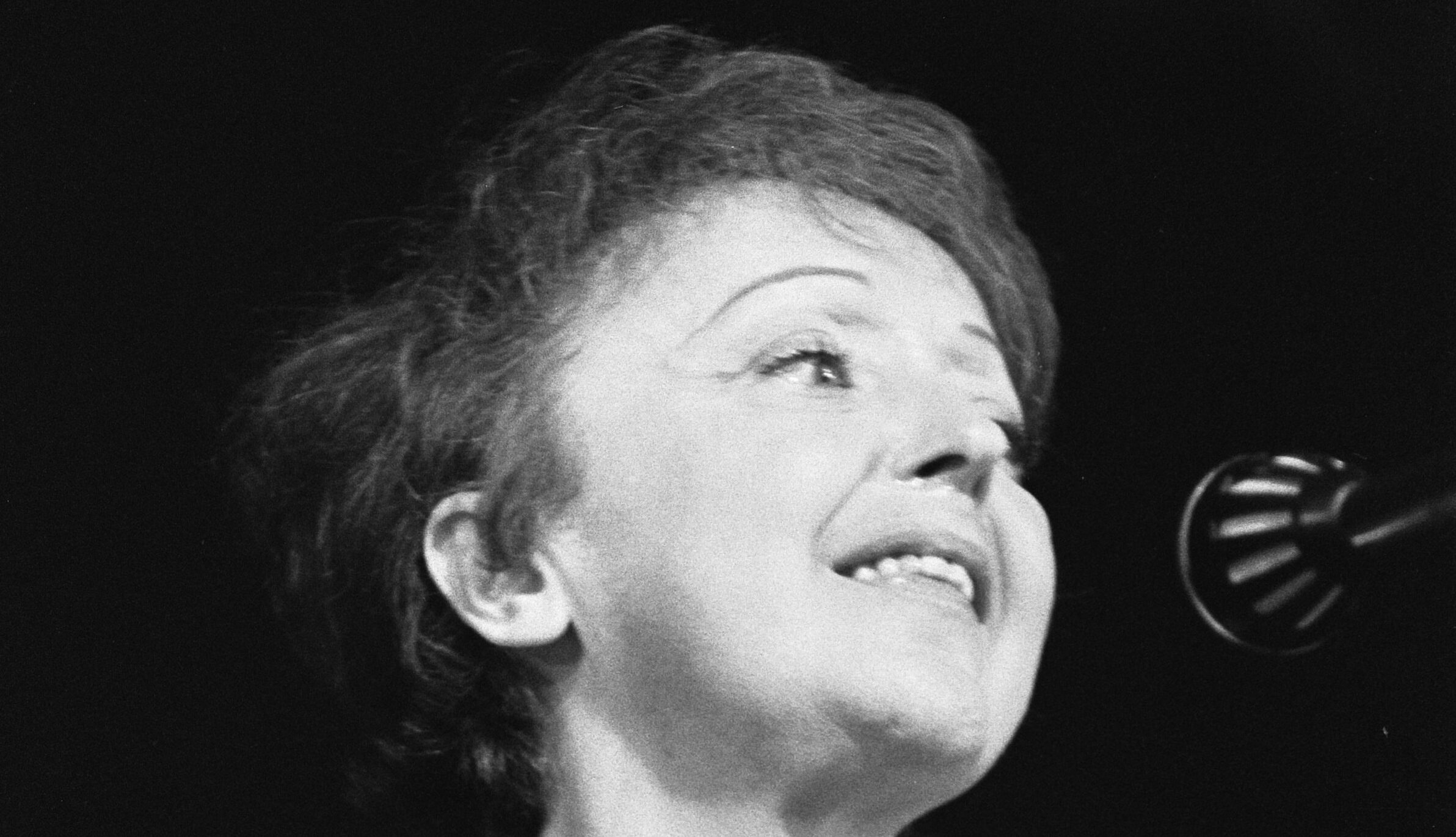 Édith Piaf w 1962 r., fot. Autorstwa Eric Koch for Anefo, Nationaal Archief, Den Haag, Rijksfotoarchief: Fotocollectie Algemeen Nederlands Fotopersbureau (ANEFO), 1945-1989 - negatiefstroken zwart/wit, nummer toegang 2.24.01.05, bestanddeelnummer 914-6440 - Nationaal Archief, CC0, https://commons.wikimedia.org/w/index.php?curid=21003436