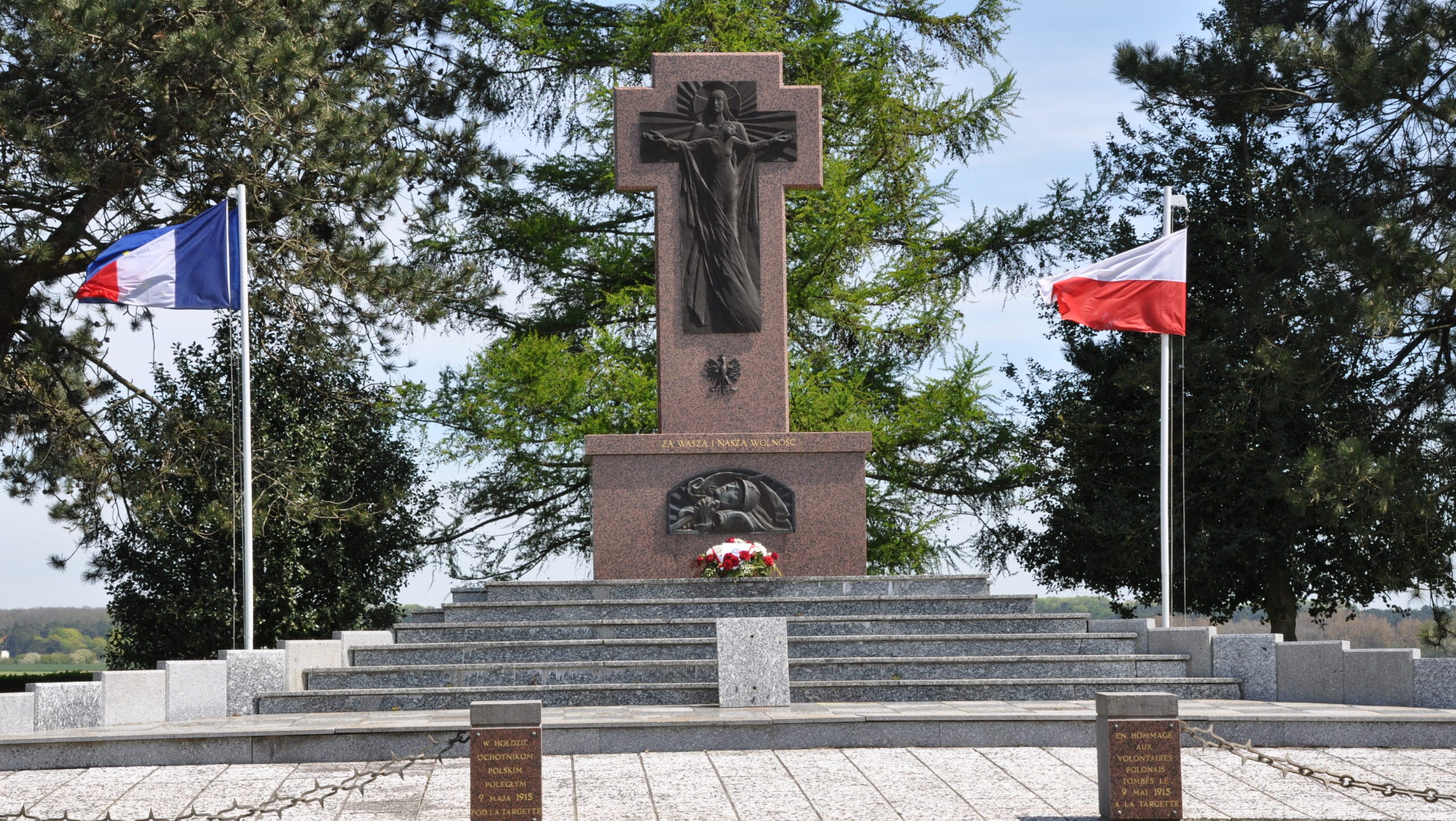 Pomnik Bajończyków w La Targette, fot. Autorstwa Felouch Kotek - Praca własna, CC BY-SA 4.0, https://commons.wikimedia.org/w/index.php?curid=63686086