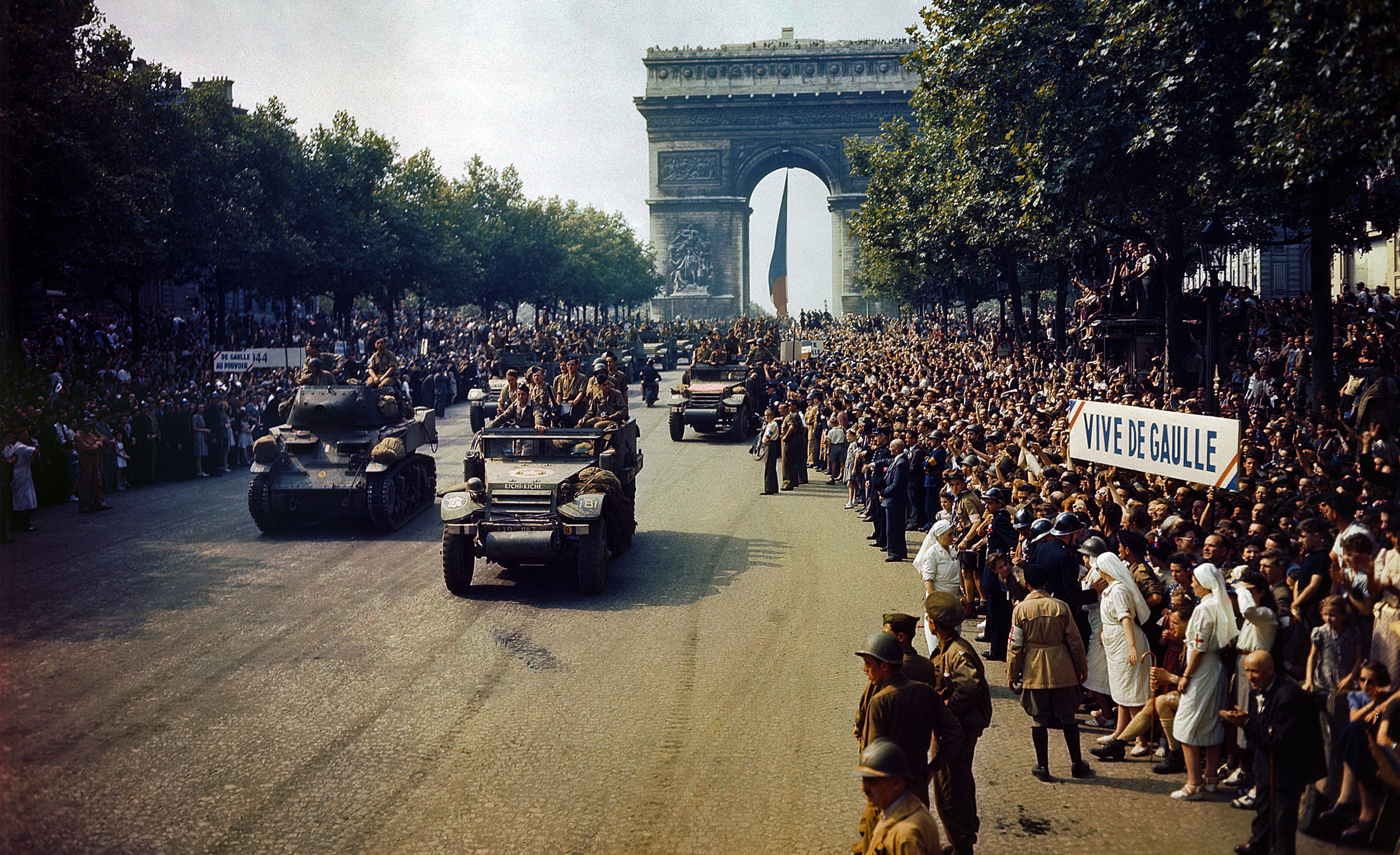 Oddziały francuskiej 2 Dywizji Pancernej przejeżdżają pod Łukiem Triumfalnym (26 sierpnia 1944), fot. wikimedia (domena publiczna)