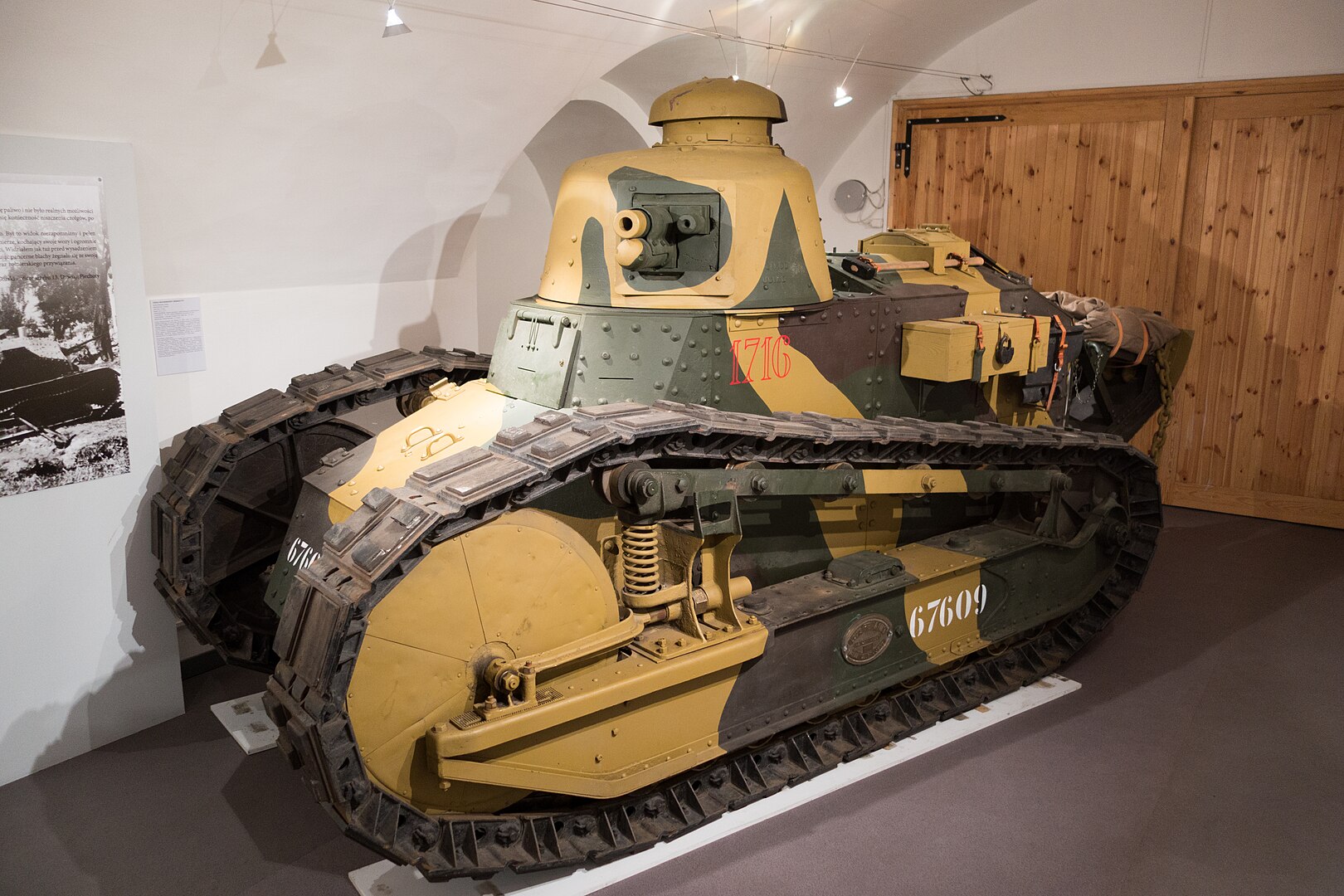 Renault FT ze zbioru Muzeum Wojska Polskiego w Warszawie, fot. Autorstwa Thomas Quine - Renault FT tank, CC BY 2.0, https://commons.wikimedia.org/w/index.php?curid=51845928