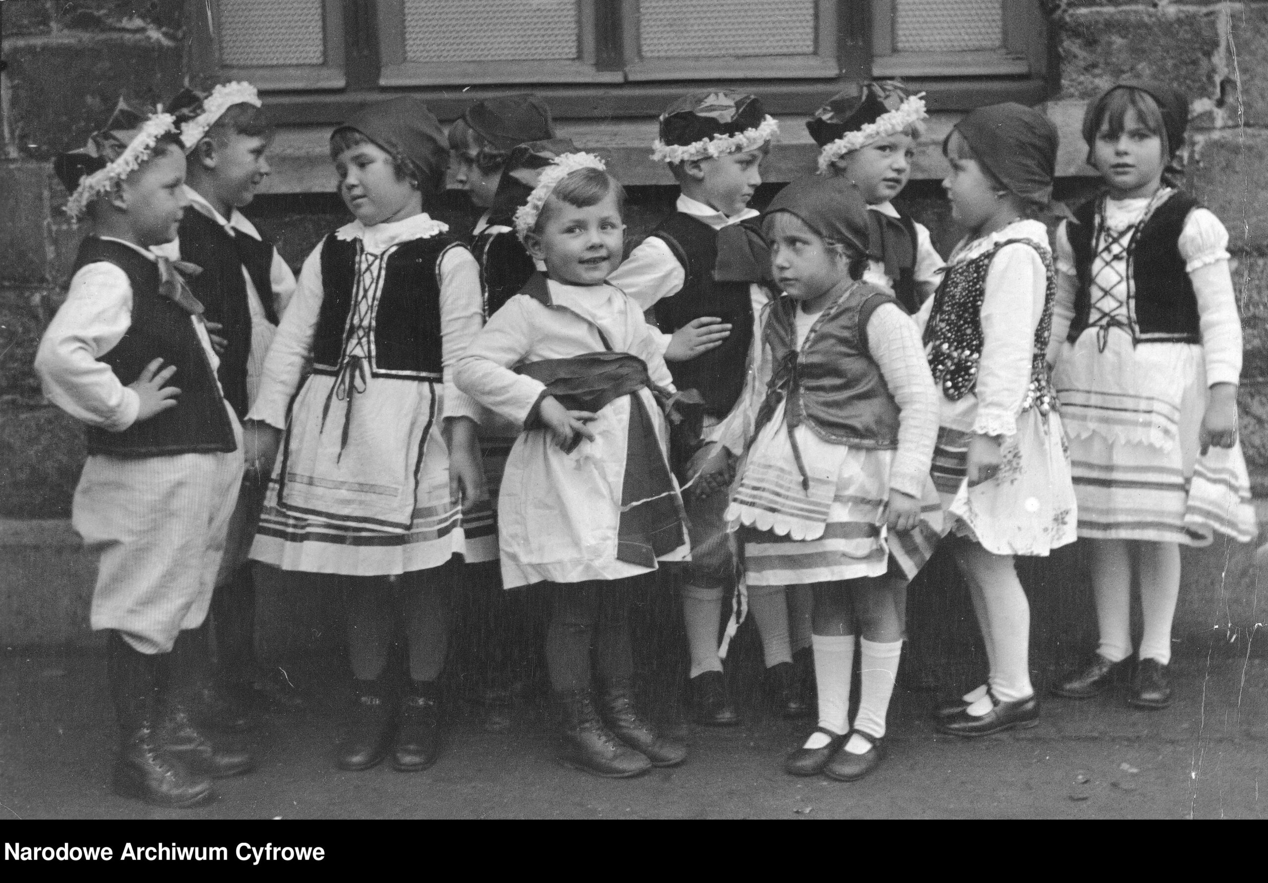 Grupa dzieci w strojach ludowych, 
"Na Szerokim Świecie" nr 8/389 z 1936, Sallaumines (Hauts-de-France, Pas-de-Calais), fot. Narodowe Archiwum Cyfrowe