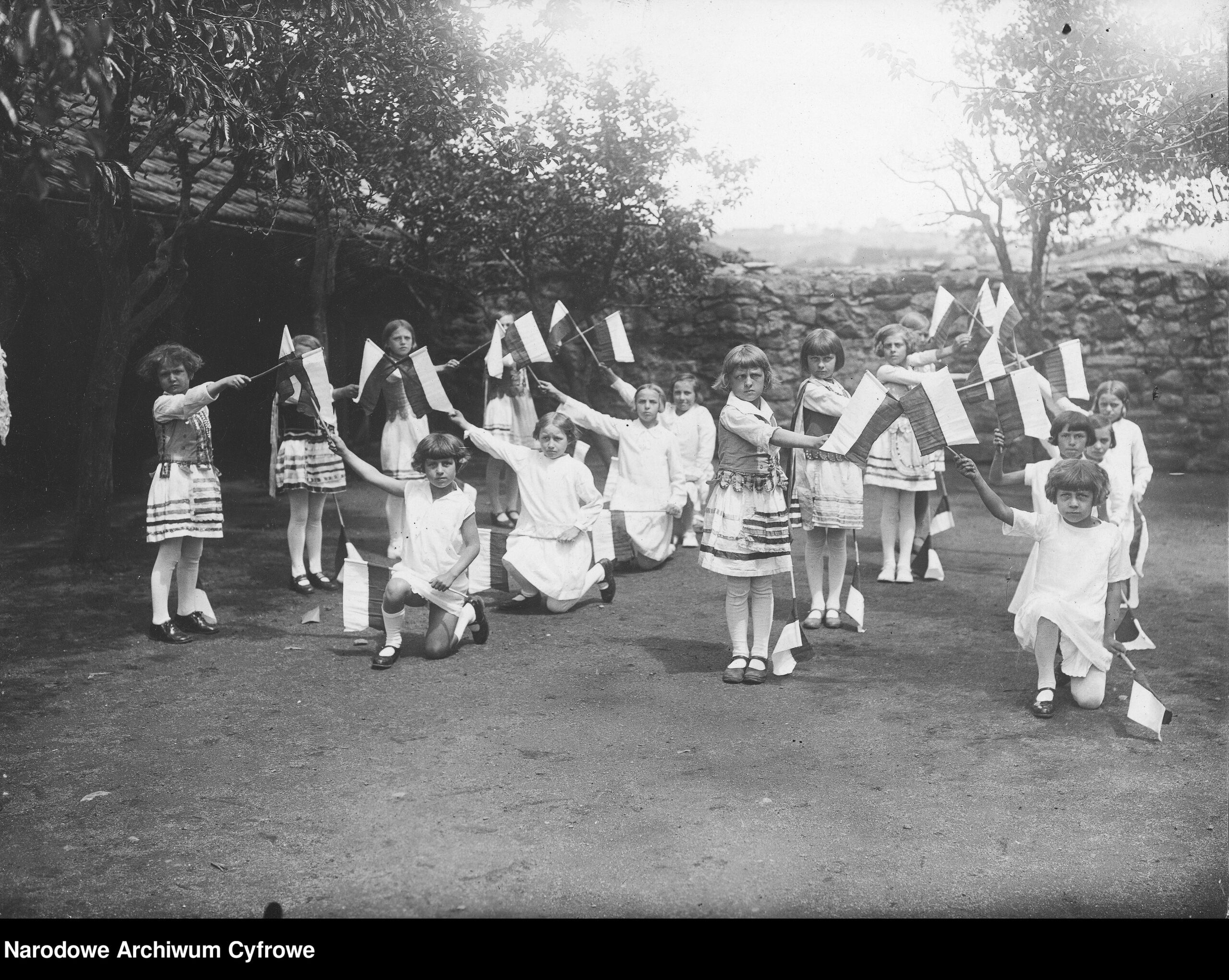 Uczniowie podczas przygotowań do występu artystycznego na uroczystościach Dnia Dziecka Polskiego w St. Etienne (1932), fot. Narodowe Archiwum Cyfrowe 