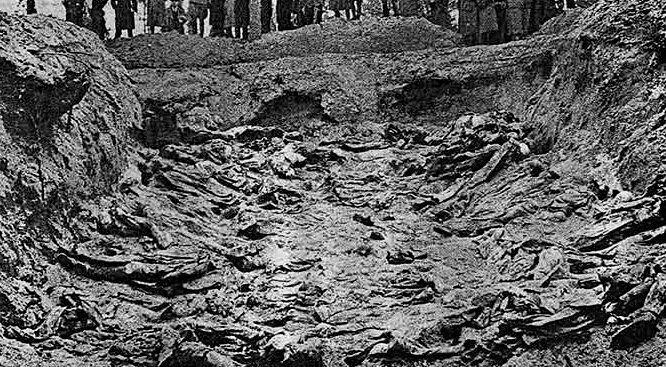 Masowy grób oficerów – ekshumacja 1943, fot. wikimedia (domena publiczna)