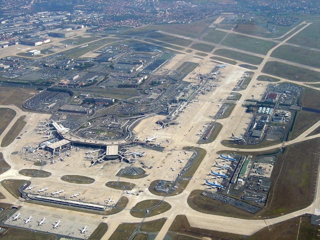 Widok z lotu ptaka na terminale (2007), fot. Autorstwa Muhammad ECTOR Prasetyo - Flickr: Orly airport - Paris, CC BY 2.0, https://commons.wikimedia.org/w/index.php?curid=33124968