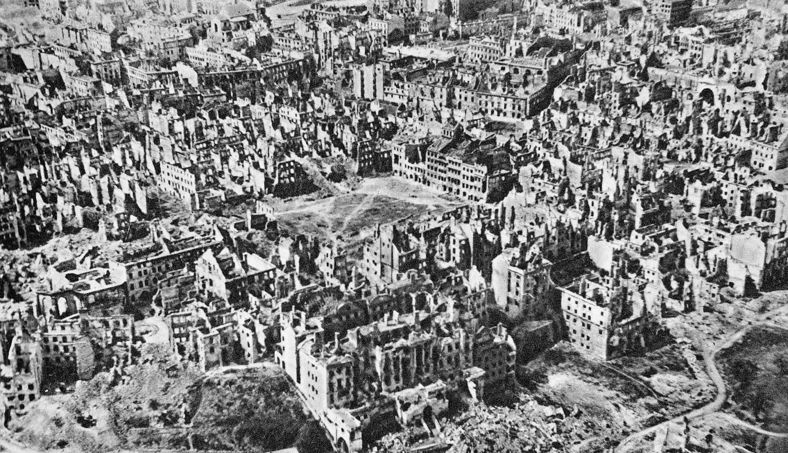 Ruiny Starego i Nowego Miasta Warszawy (1945), fot. wikimedia (domena publiczna)