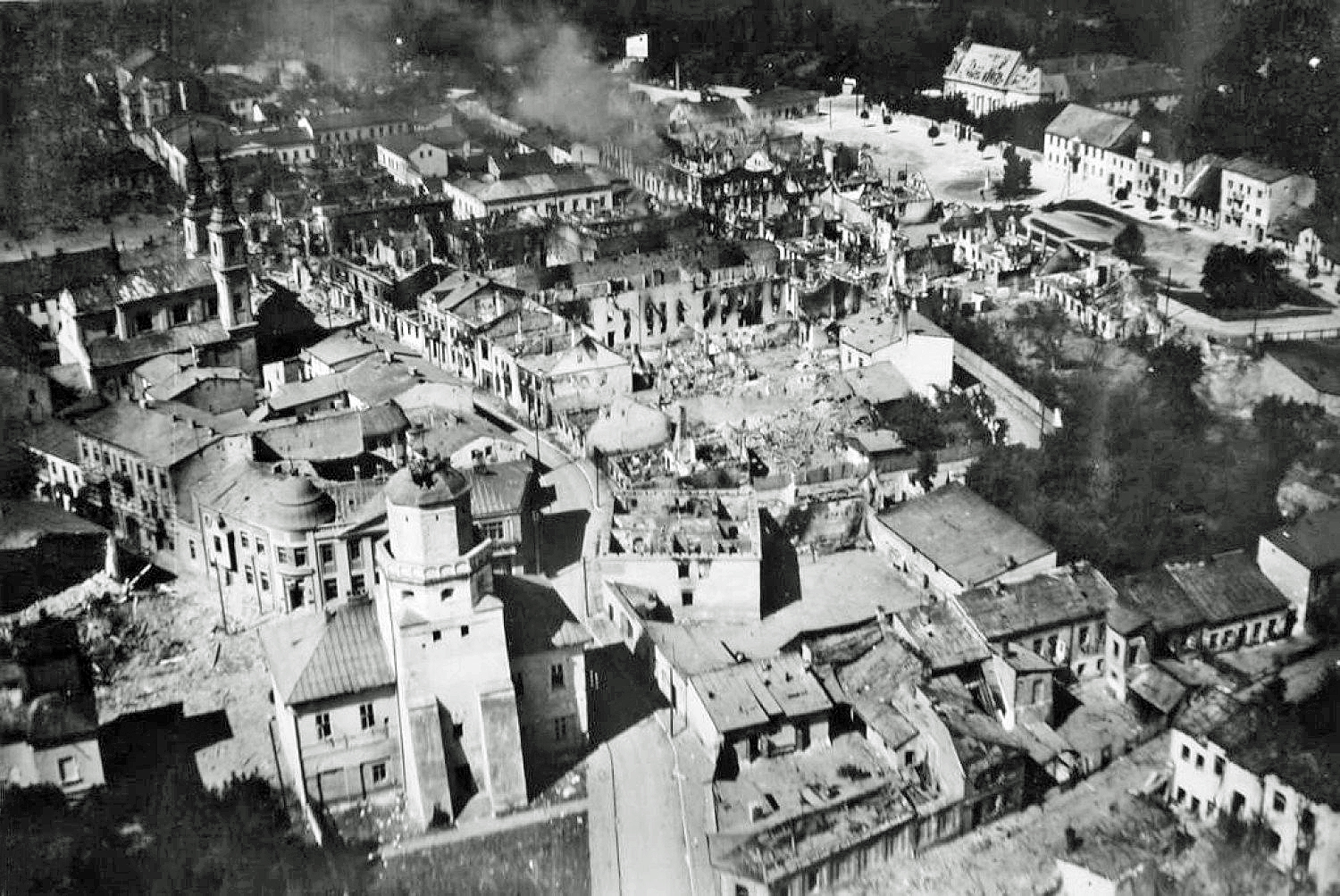 Zniszczenia centrum miasta z 1 września 1939, zdjęcie ze zbiorów Muzeum Ziemi Wieluńskiej, fot. wikimedia (domena publiczna)