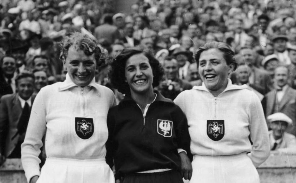Maria Kwaśniewska (w środku) wraz z Tilly Fleischer i Luise Krüger dwiema rywalkami konkursu rzutu oszczepem na IO 1936, fot. wikimedia (domena publiczna)