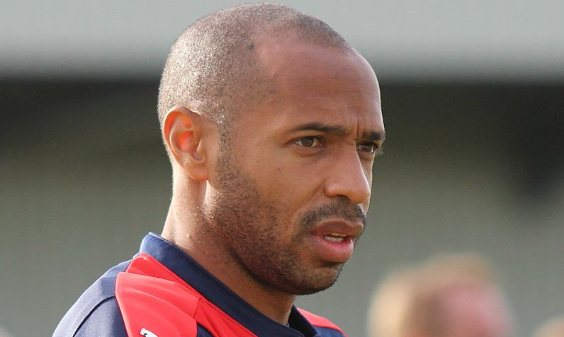 Thierry Henry na treningu Arsenalu U-19 w 2015, fot. Autorstwa joshjdss - Arsenal U19s Vs Olympiacos, CC BY 2.0, https://commons.wikimedia.org/w/index.php?curid=44077957