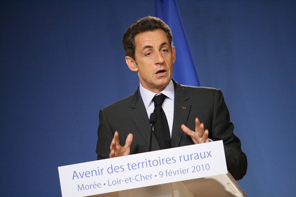 Nicolas Sarkozy wygłasza przemówienie na temat przyszłości obszarów wiejskich, w Loir-et-Cher, 9 lutego 2010 r., fot. Richard Pichet — Travail personnel, CC BY-SA 3.0, https://commons.wikimedia.org/w/index.php?curid=17384702