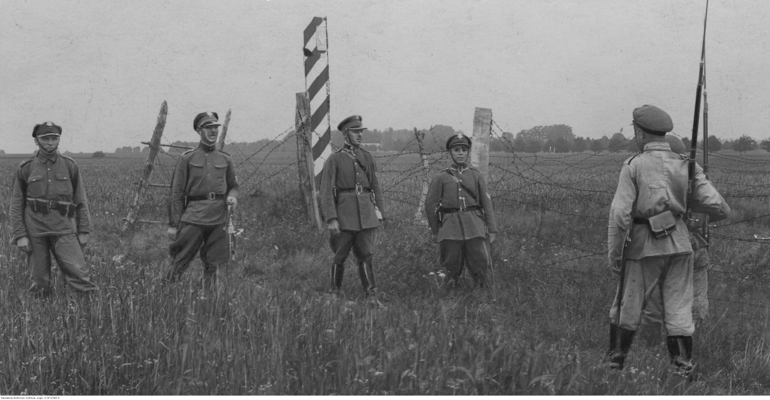 Żołnierze KOP-u na granicy polsko-radzieckiej, podczas spotkania z patrolem sowieckim, fot. wikimedia (domena publiczna)