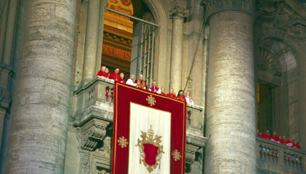 Karol Wojtyła jako Jan Paweł II na balkonie bazyliki św. Piotra w dniu wyboru, fot. wikimedia (domena publiczna)