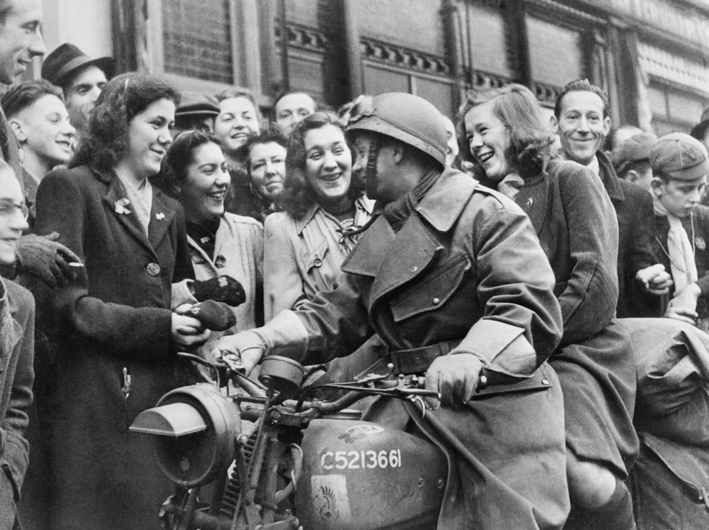 Polski żołnierz z 1 Dywizji Pancernej (PSZ) w hełmie HSAT witany owacyjnie w Bredzie w 1944 roku po jej wyzwoleniu, fot. wikimedia (domena publiczna)