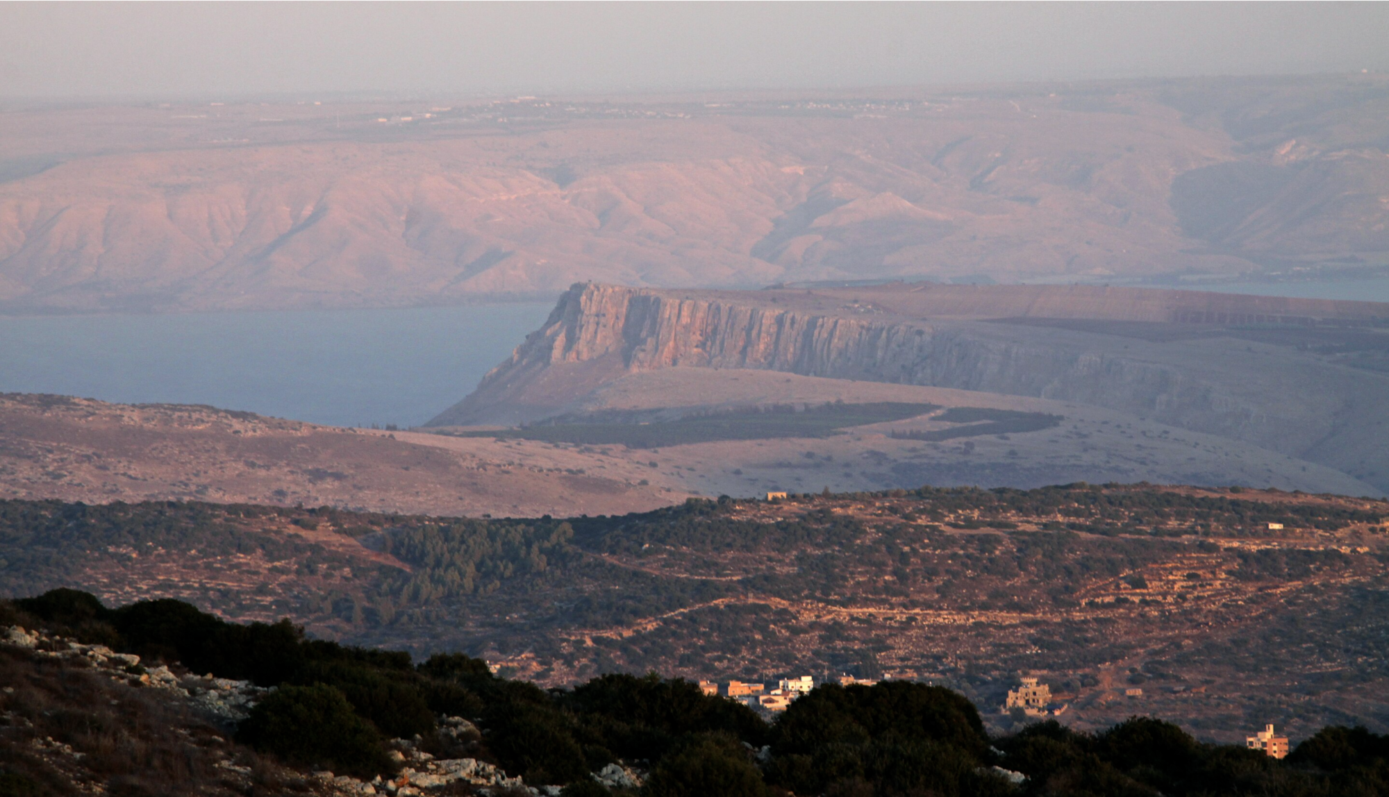 Widok na górę Arbel widzianą z Hararit w Izraelu. (październik 2011) Za górą Arbel widać Morze Galilejskie i Wzgórza Golan, fot. By Yuvalr - Own work, CC BY-SA 3.0, https://commons.wikimedia.org/w/index.php?curid=18552876