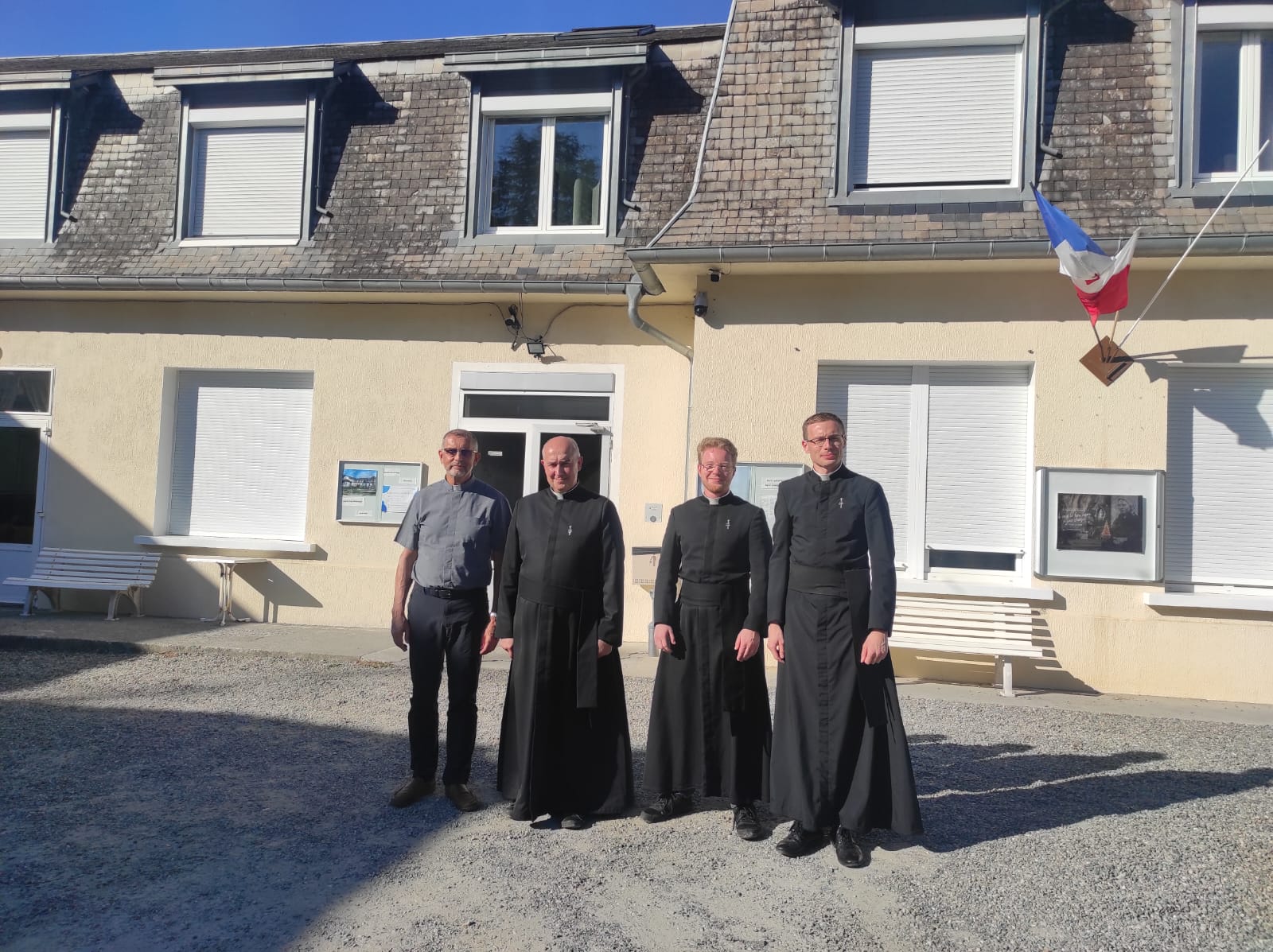 Bracia z Towarzystwa Ducha Świętego z rektorem PMK ks. Bogusławem Brzysiem przed domem „Bellevue” w Lourdes, fot. EW