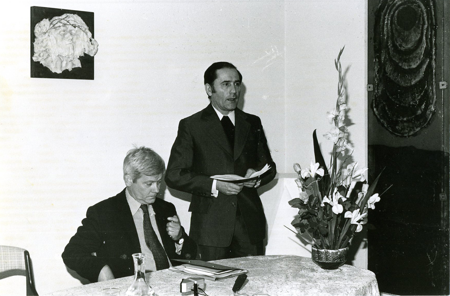 Zbigniew Herbert i Józef Sadzik (Paryż,1975), fot. Witold Urbanowicz