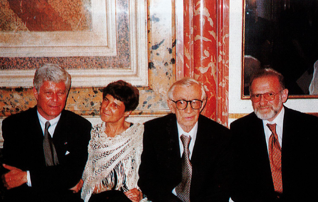Ambasada RP w Paryżu 13 lipca 1998 (od lewej): Ambasador RP Stefan Meller, Jolanta Załuska, Jozef Tadeusz Milik i Minister Spraw Zagranicznych RP Bronisław Geremek, fot. Dariusz Długosz