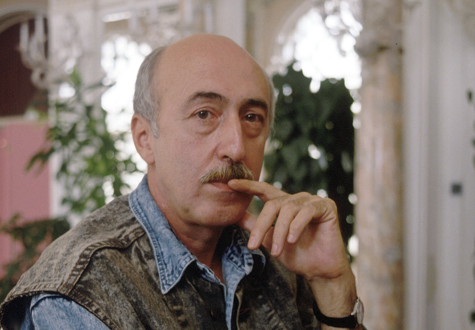 Gruziński reżyser Otar Ioseliani na Festiwalu Filmowym w Wenecji w 1989 roku, fot. Autorstwa Gorup de Besanez - Praca własna, CC BY-SA 3.0, https://commons.wikimedia.org/w/index.php?curid=31340572