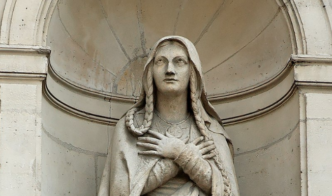 Figura św. Genowefy w kościele St-Étienne-du-Mont, fot. wikimedia (domena publiczna)