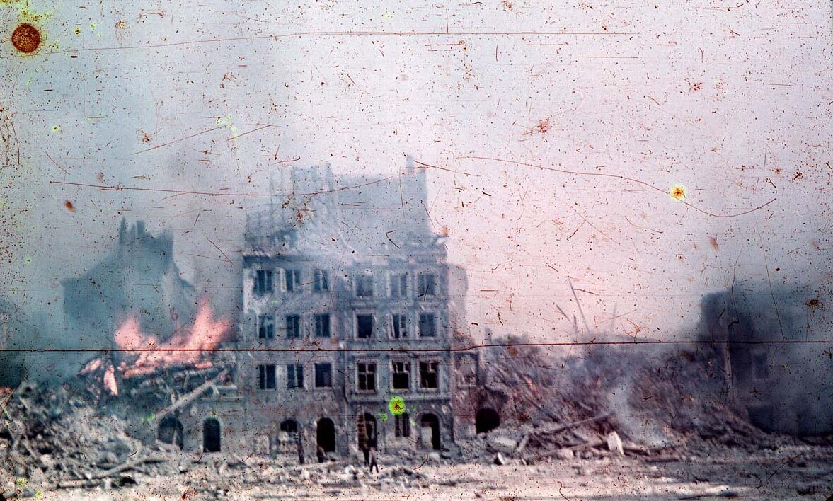 Rynek Starego Miasta w płomieniach powstańczych walk, sierpień 1944, fot. domena publiczna
