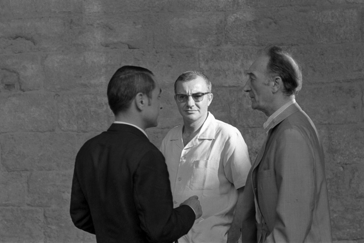 Twórca Festiwalu w Awinionie Jean Vilar (po prawej, 1967), fot. Autorstwa jlggb (Jean-Louis Boissier) - https://www.flickr.com/photos/jlggb/7172146257/, CC BY 2.0, https://commons.wikimedia.org/w/index.php?curid=41671882