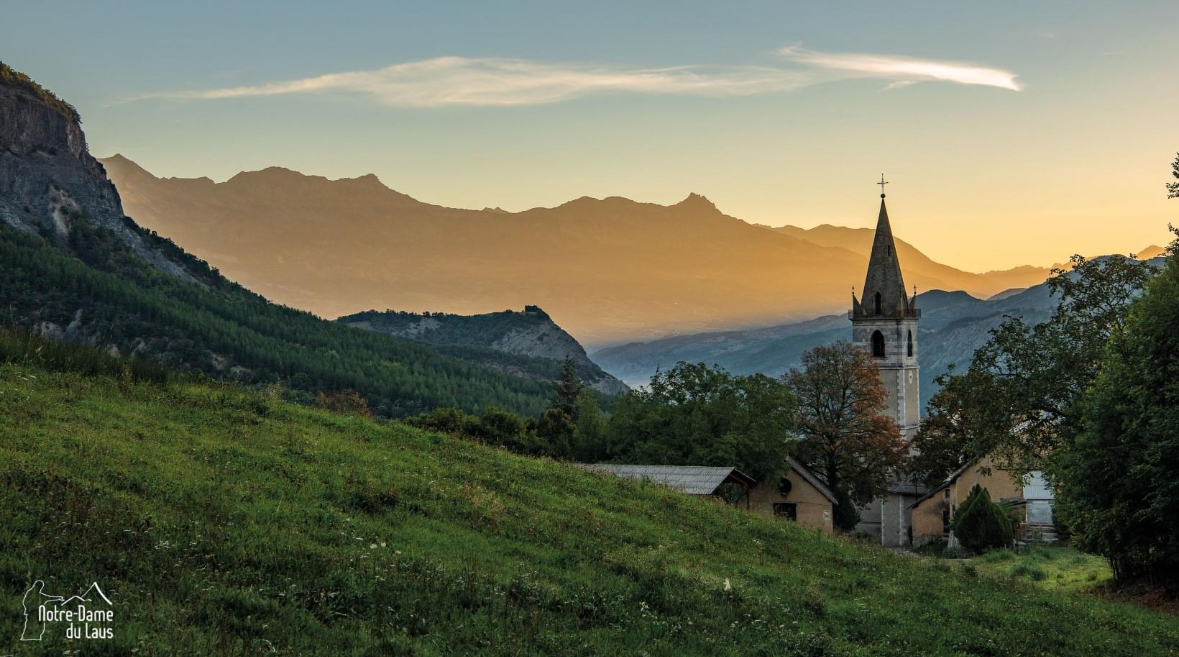 Widok na sanktuarium w Laus i góry, fot. archiwum sanktuarium