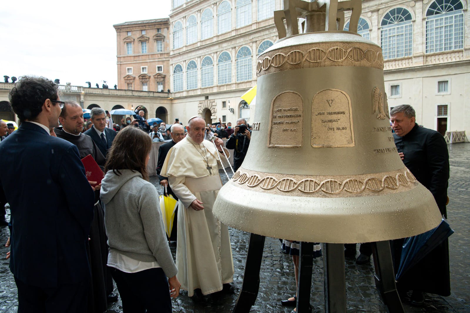 Poświęcenie pierwszego dzwonu przez Franciszka w 2020 r., fot. J. Grzyb