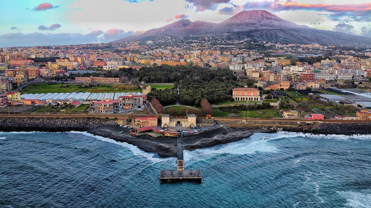 Neapol, w tle Wezuwiusz, fot. pixabay.com