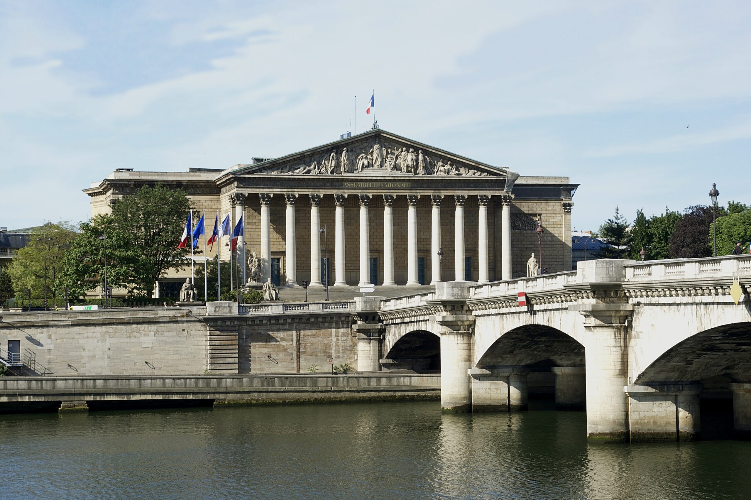 Pałac Burbonów w Paryżu, siedziba Zgromadzenia Narodowego, fot. Autorstwa Jebulon - Praca własna, CC0, https://commons.wikimedia.org/w/index.php?curid=15488160