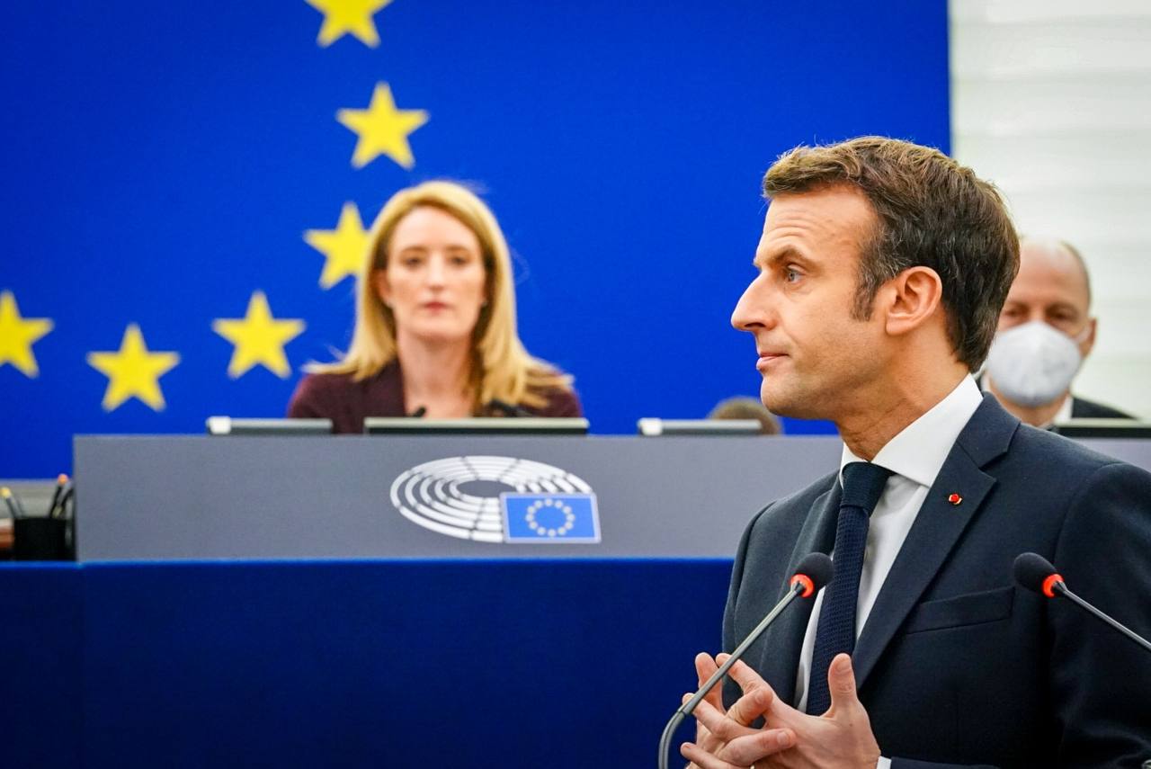 Emmanuel Macron w Parlamencie Europejskim (2022), fot. wikimedia, CC0
