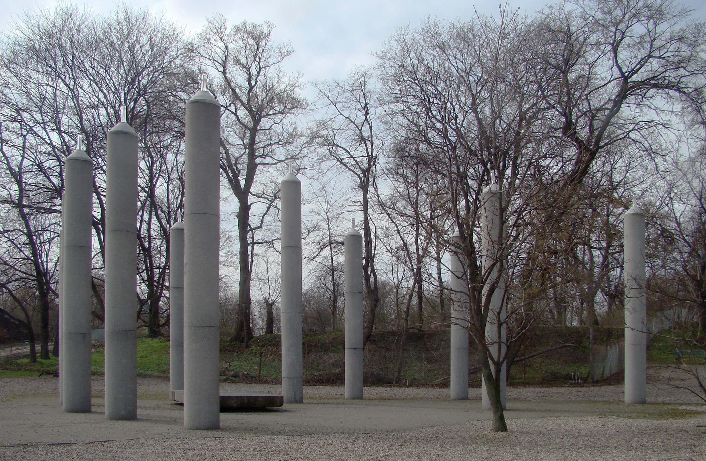 Pomnik Tragedii Wołyńskiej w Warszawie, fot. wikimedia (Autorstwa Szczebrzeszynski - Fotografia własna, CC0, https://commons.wikimedia.org/w/index.php?curid=14890522)