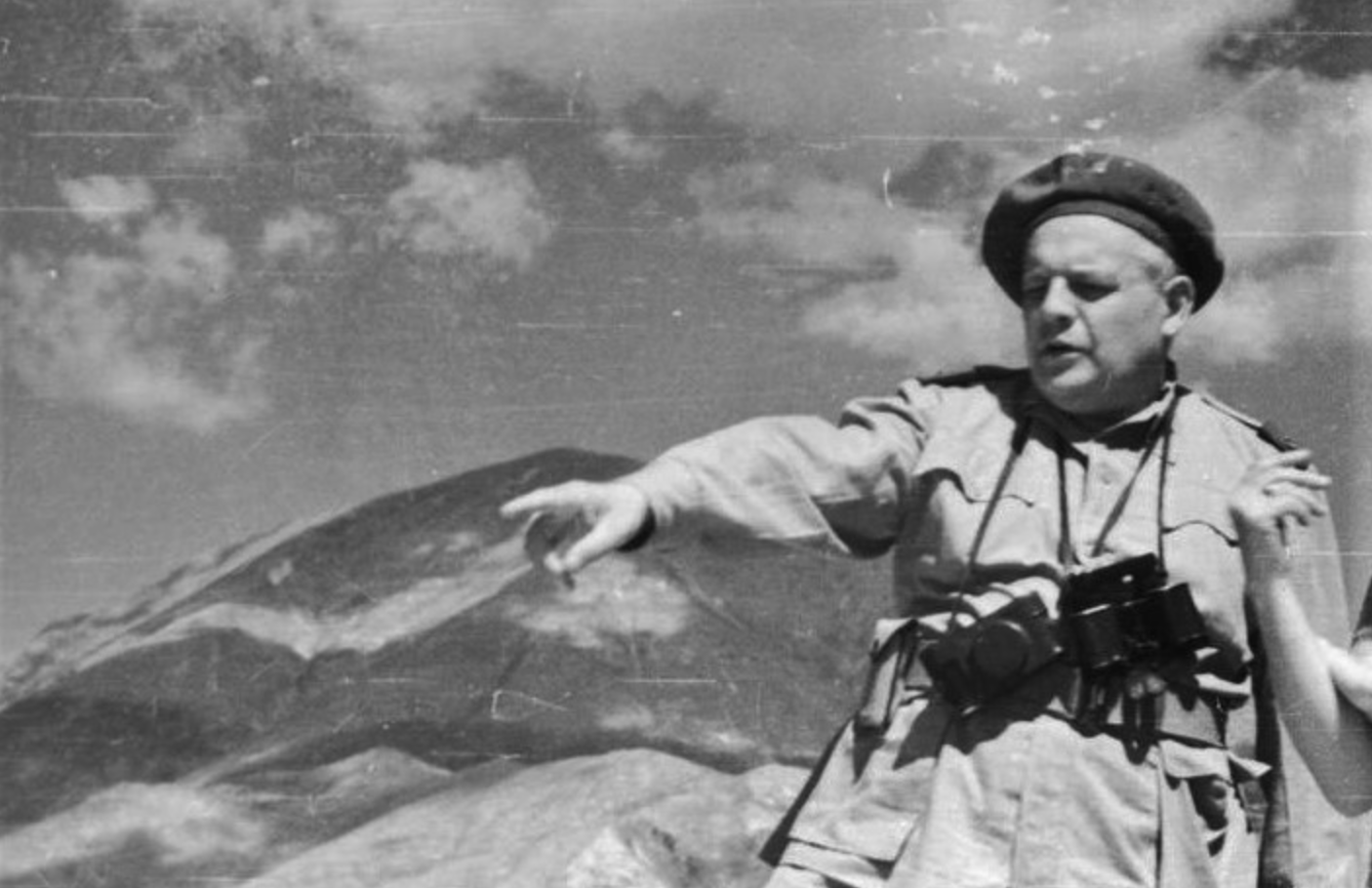 Melchior Wańkowicz po bitwie o Monte Cassino na szczycie „Widma”; w tle Monte Cairo; maj 1944, fot. wikimedia (domena publiczna)