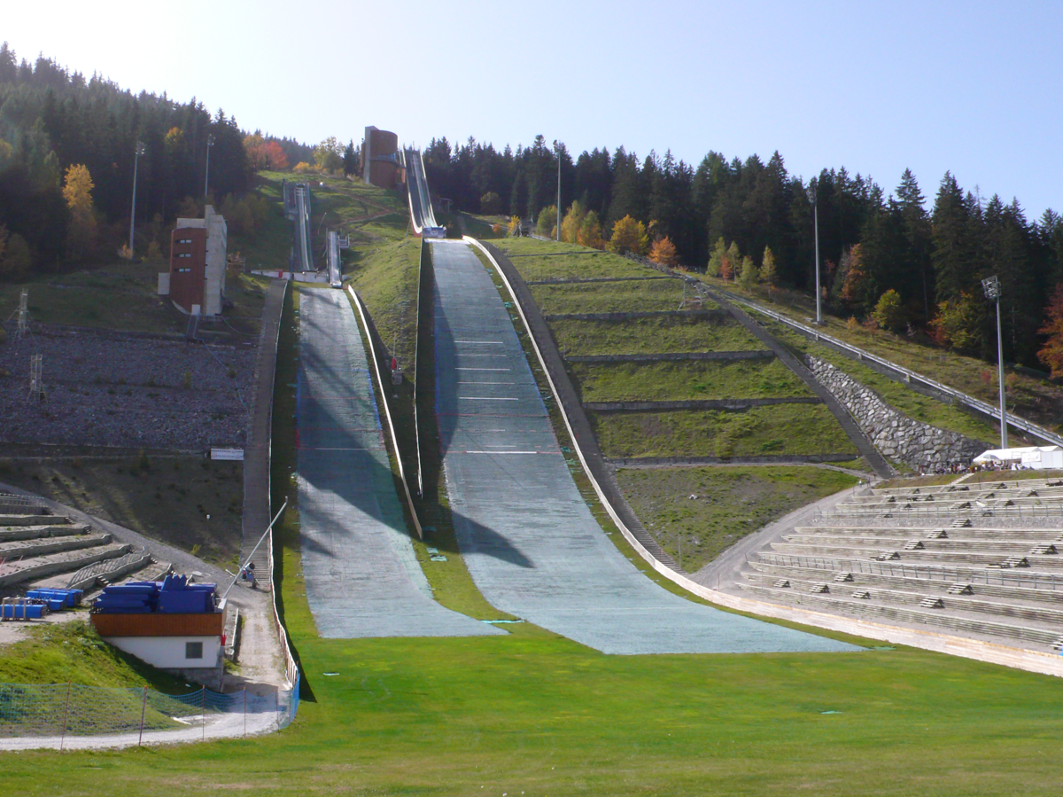 Kompleks skoczni Tremplin du Praz w Courchevel, fot. Autorstwa Manuguf - Praca własna, CC BY-SA 2.5, https://commons.wikimedia.org/w/index.php?curid=11741211