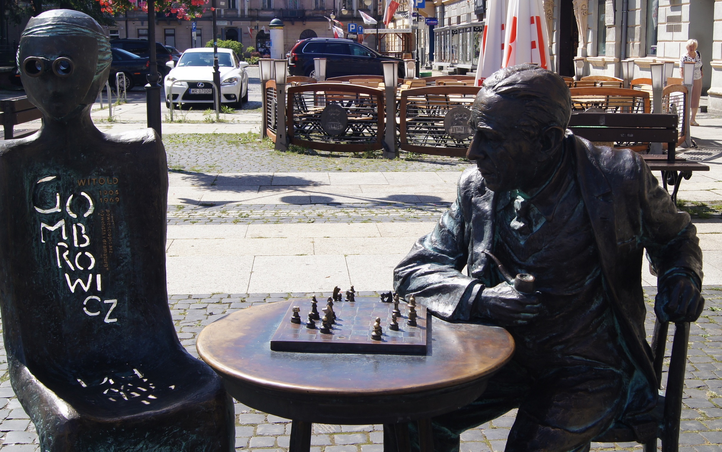 Pomnik Gombrowicza w Radomiu przy placu Konstytucji 3 Maja, fot. Autorstwa Rudolf H. Boettcher - Praca własna, CC BY-SA 4.0, https://commons.wikimedia.org/w/index.php?curid=148437467