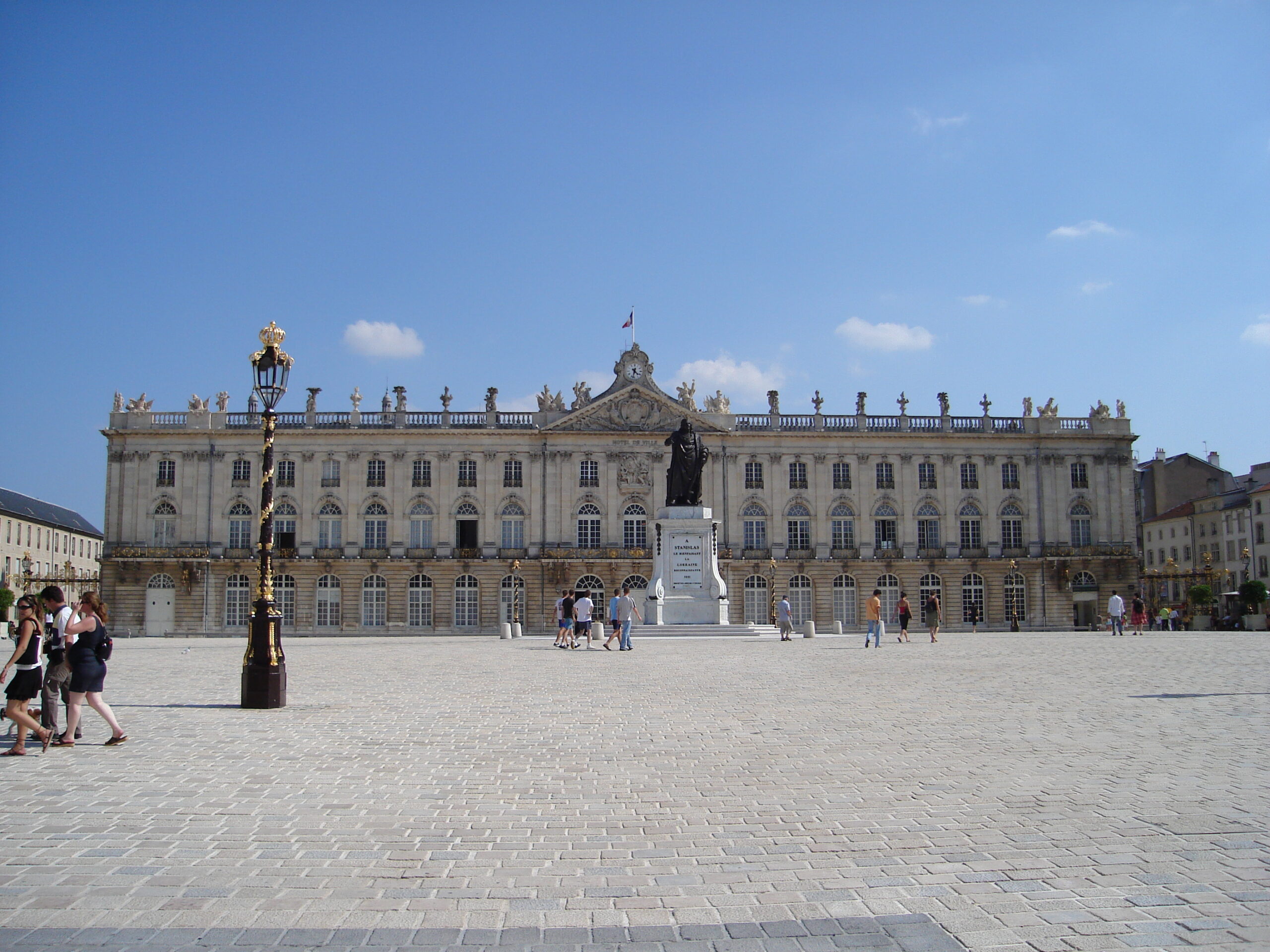 Plac Stanisława wraz z pomnikiem króla w Nancy, fot. Autorstwa jean melis, CC BY 3.0, https://commons.wikimedia.org/w/index.php?curid=36635504