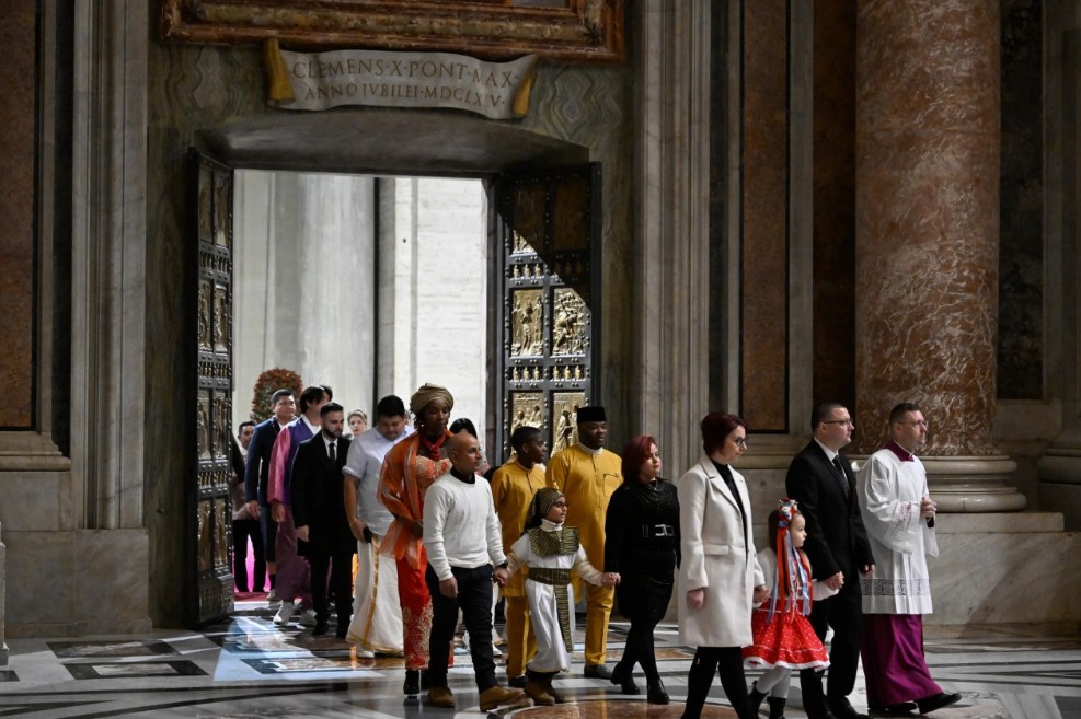 Jedni z pierwszych przechodzących przez Drzwi Święte w Bazylice św. Piotra w Wigilię Bożego Narodzenia 2024, fot. Vatican Media