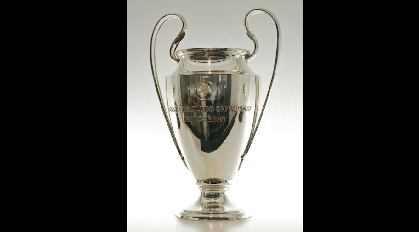 Puchar UEFA Champions League, fot. Autorstwa David Flores - Champions League Cup, CC BY 2.0, https://commons.wikimedia.org/w/index.php?curid=40222008