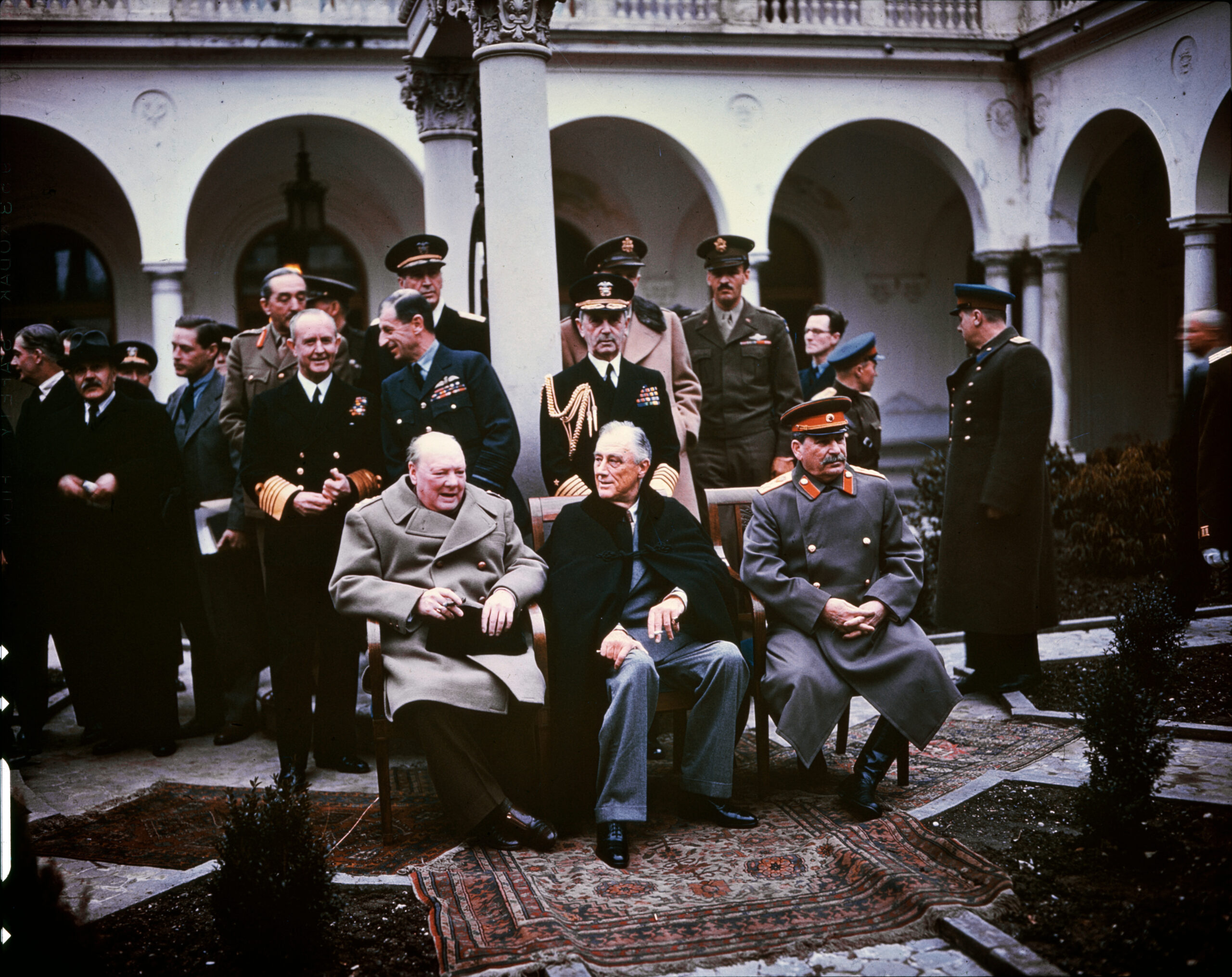 Winston Churchill, Franklin Delano Roosevelt i Józef Stalin w pałacowym patio w Liwadii (konferencja jałtańska), fot. wikimedia (domena publiczna)