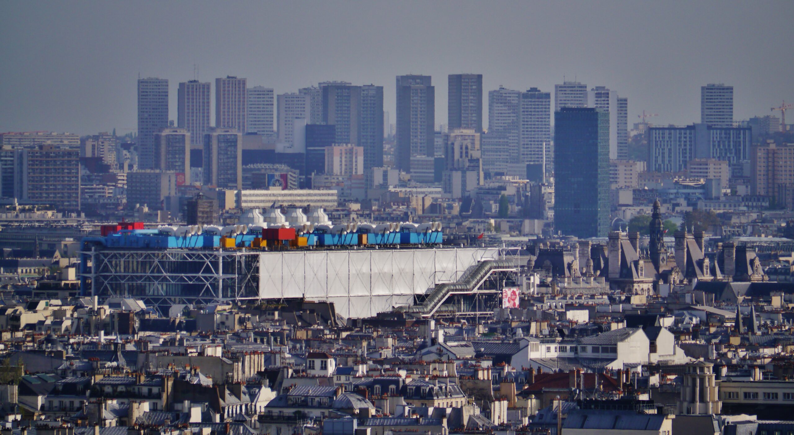 Widok na Georges-Pompidou Centre ze wzgórza Montmartre, fot. Autorstwa Zairon - Praca własna, CC BY-SA 4.0, https://commons.wikimedia.org/w/index.php?curid=70351219