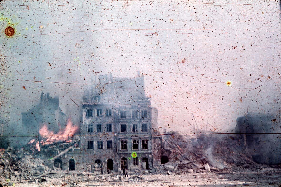 Rynek Starego Miasta w Warszawie w płomieniach powstańczych walk, sierpień 1944, fot. Wikimedia (domena publiczna)