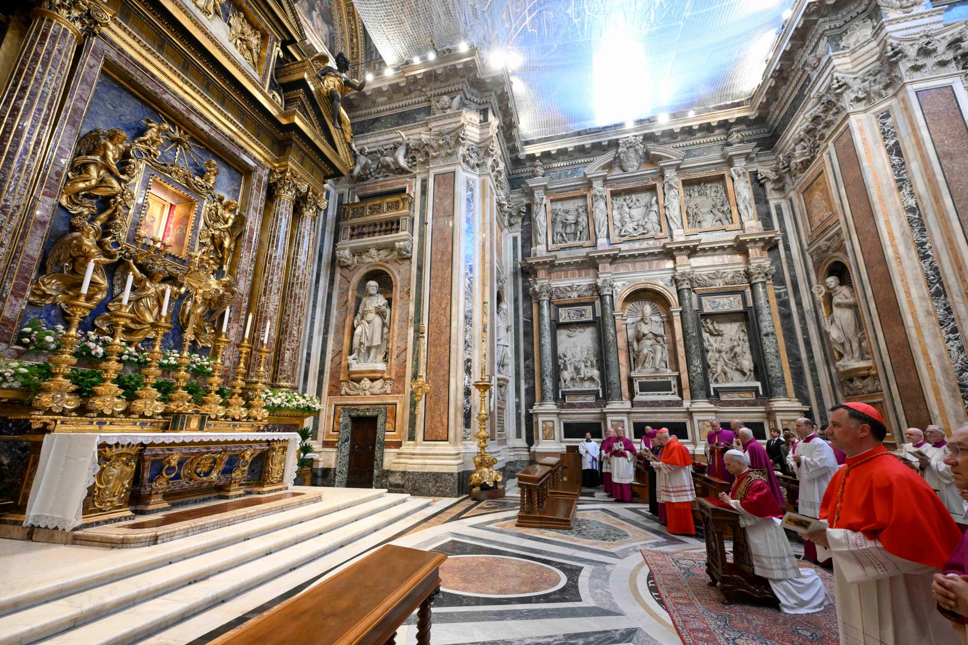 Leon XIV modlący się przed obrazem Matki Bożej Ocalenie Ludu Rzymskiego w Bazylice Matki Bożej Większej, 25.05.2025, fot. Vatican Media
