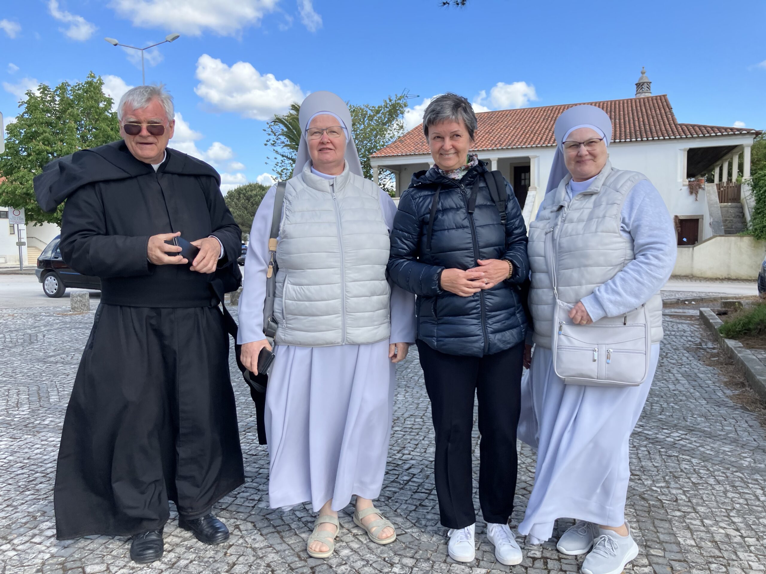 Fatima, przed domem parafialnym, od lewej Ks. Eugène Malachwiejczyk, S. Natanela Baniak, Mariola Kazimierczak i Matka Lauretta Bura z Warszawy, fot. archiwum Marioli Kazimierczak