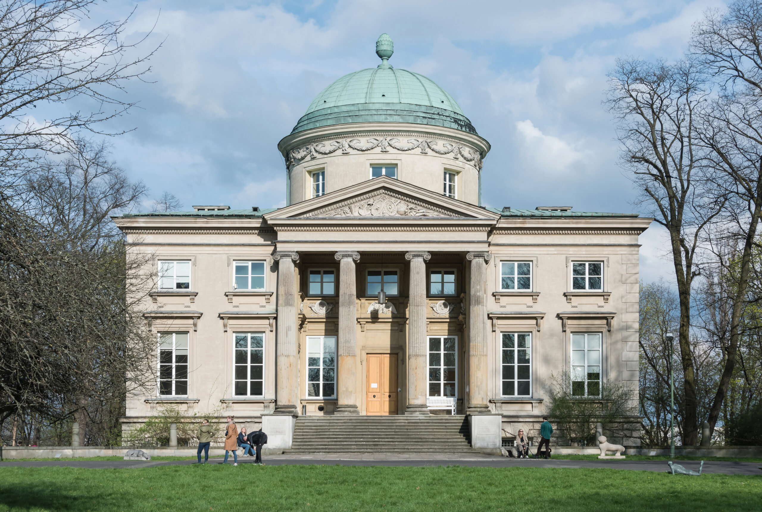 Pałac Królikarnia, siedziba muzeum, od strony zachodniej, fot. Autorstwa Adrian Grycuk - Praca własna, CC BY-SA 3.0 pl, https://commons.wikimedia.org/w/index.php?curid=137652199