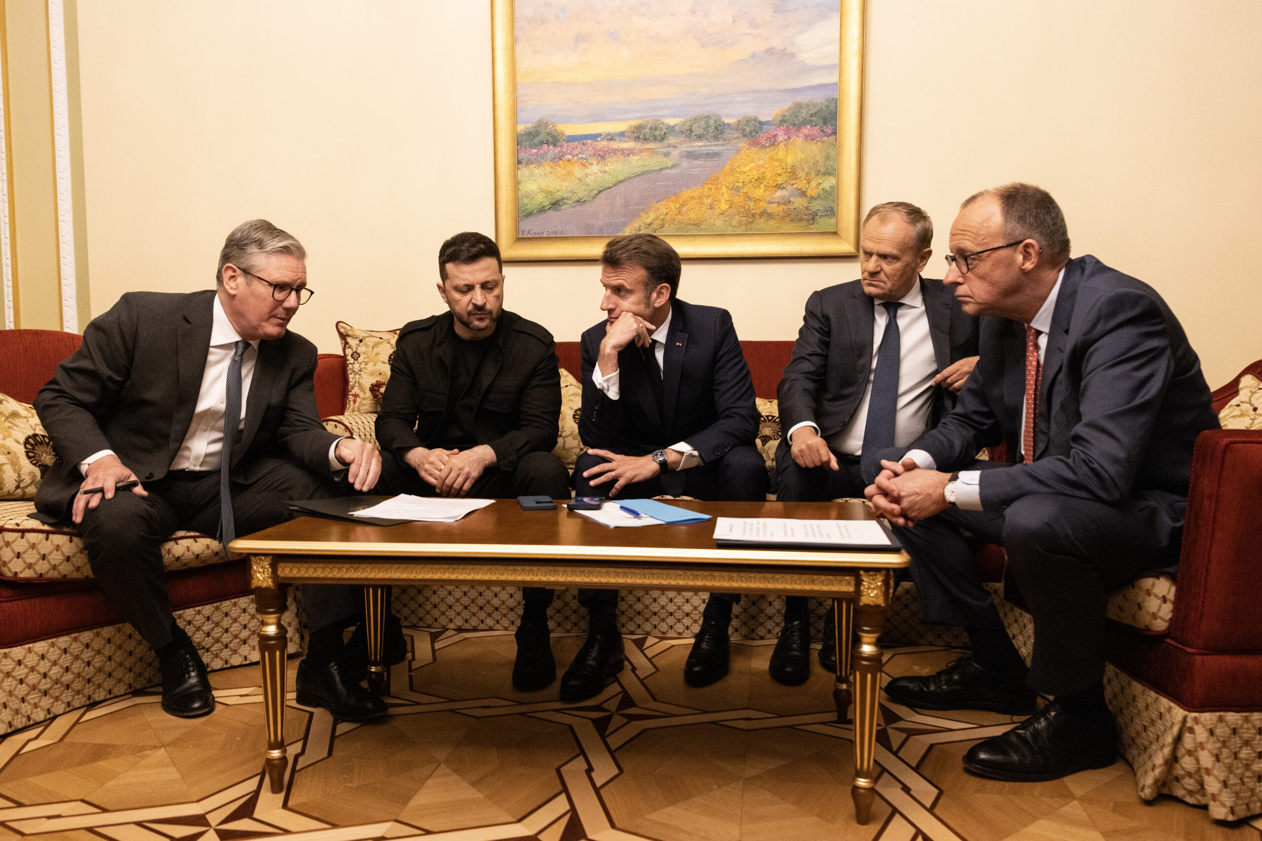 Starmer, Zełenski, Macron, Tusk i Merz (od lewej do prawej) rozmawiają z Donaldem Trumpem przez telefon w Kijowie 10 maja 2025 r., fot. Von Number 10 - Prime Minister Keir Starmer visits Ukraine, CC BY 2.0, https://commons.wikimedia.org/w/index.php?curid=165007211