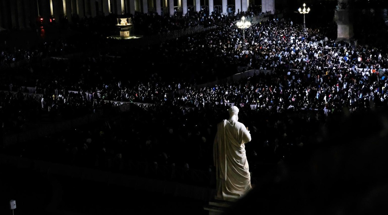 Wierni modlą się na Placu Świętego Piotra w czasie konklawe, fot. © Greta Giglio, Vatican Media