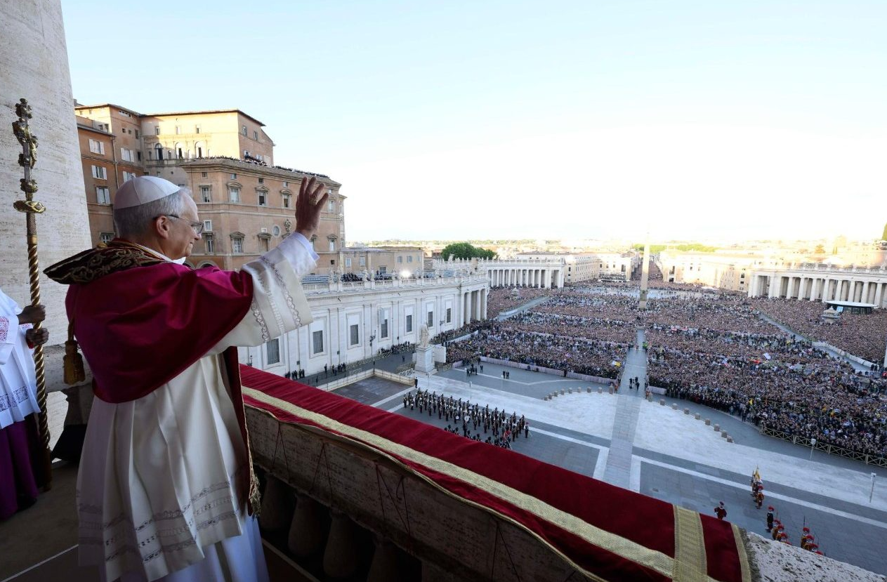 Leon XIV po wyborze błogosławi lud z loggii Bazyliki Świętego Piotra, fot. Vatican Media