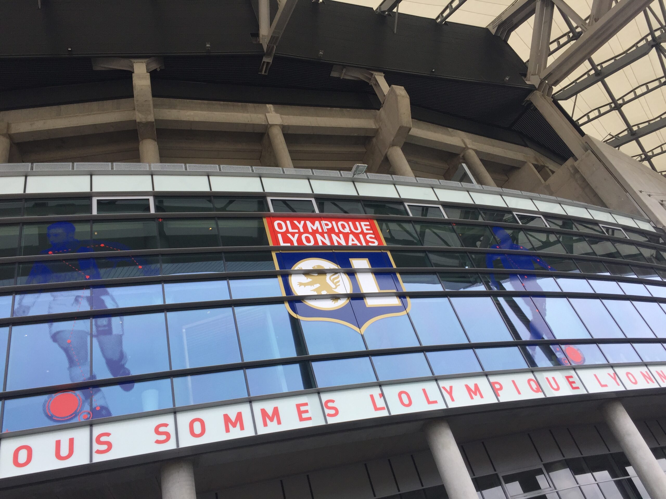 Groupama Stadium - stadion Olympique Lyon, fot. Autorstwa Zakarie Faibis - Praca własna, CC BY-SA 4.0, https://commons.wikimedia.org/w/index.php?curid=78426238