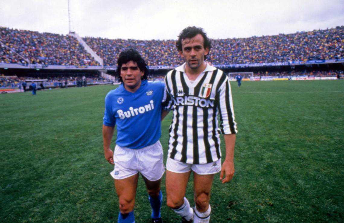 Diego Maradona i Michel Platini (po prawej) po tym, jak Napoli pokonało Juventus 2-1 w piłkarskich mistrzostwach Włoch (1987), fot. Wikimedia (domena publiczna)