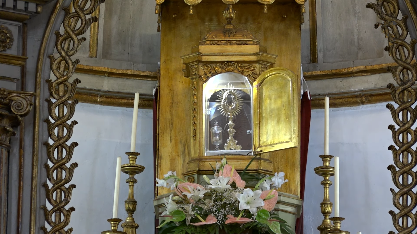 Monstrancja z cudowną Hostią w Santarém, fot. By Arquidiocese de Braga - "Santuário do Santíssimo Milagre" (2m 27s), CC BY 3.0, https://commons.wikimedia.org/w/index.php?curid=151656234